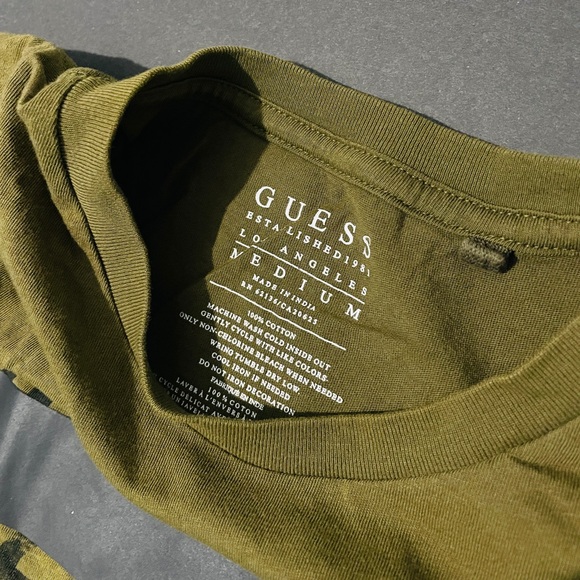 Guess T-shirt Medium - Picture 3 of 4